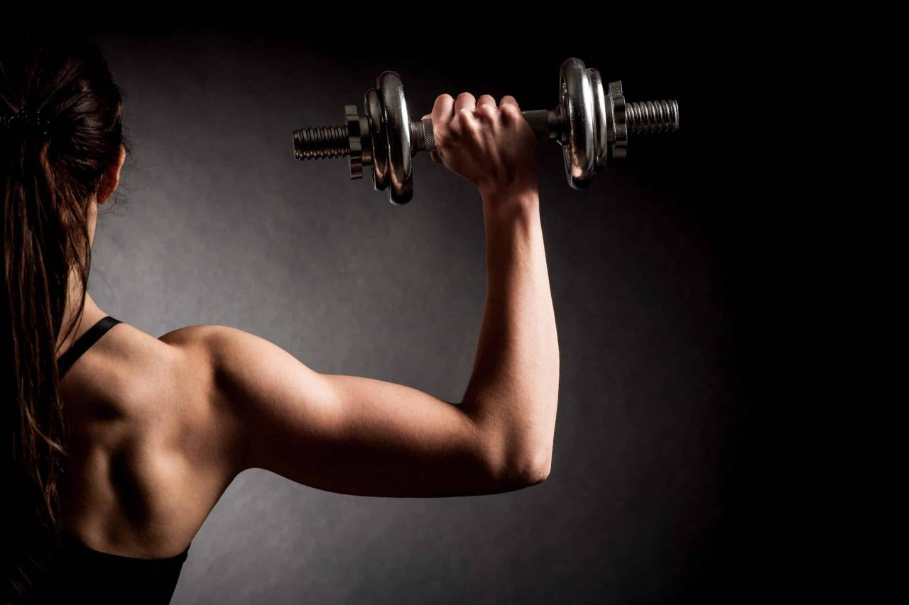 Weightlifting program for women to build strength and tone